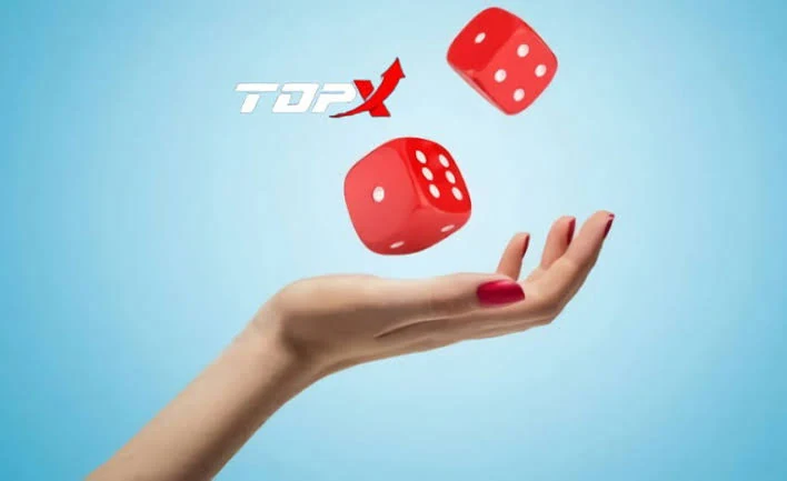 Mão feminina lançando dois dados vermelhos sobre fundo azul claro, arte de marca da TopX
