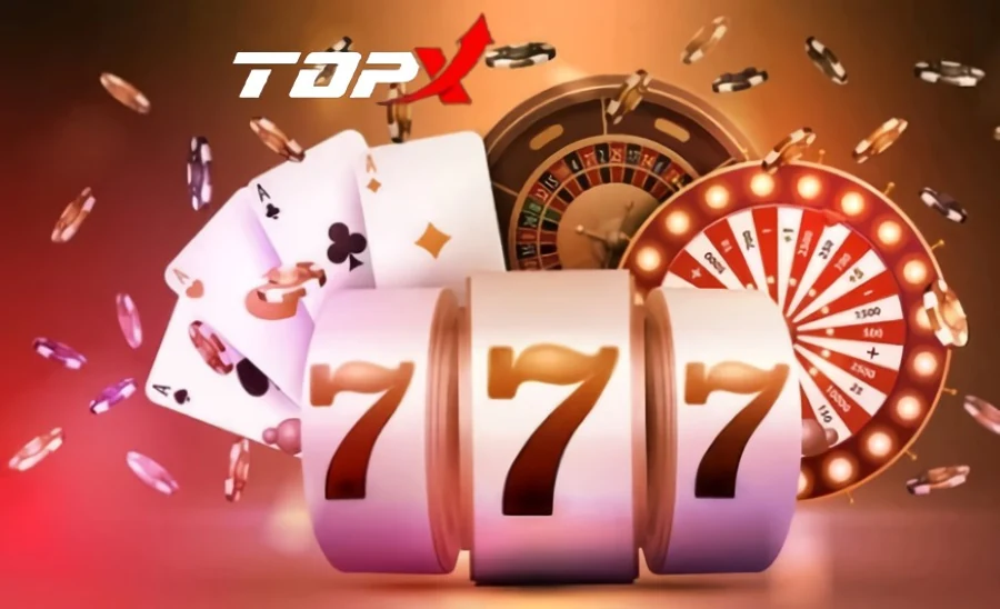 Cartas, roleta e rolos com três setes sobre fundo laranja, arte de marca da TopX