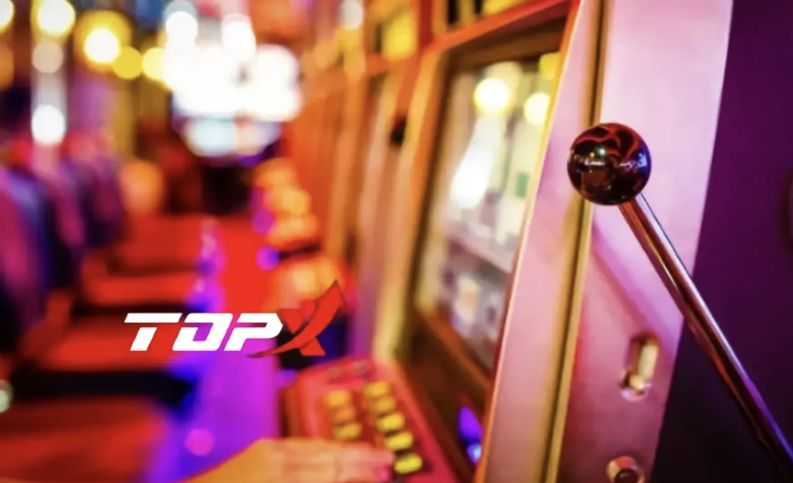 Fileira de máquinas caça-níqueis iluminadas em salão de jogos, arte de marca da TopX